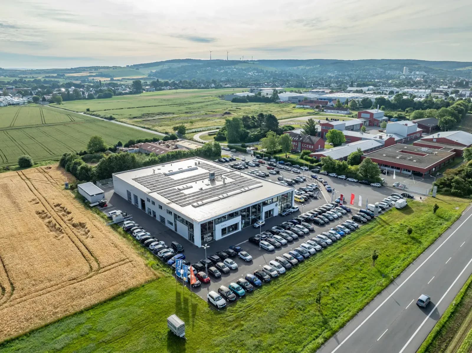 Auto Schütz Gebäude von oben - Drohnenaufnahme